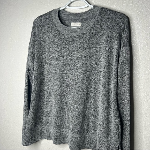 Women’s gray crewneck, long sleeve shirt - Picture 2 of 7